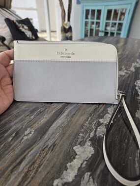 Kate Spade Lucy NWO Tag Two-Tone Cream and Light Gray Zip Wristlet 8.25x5.25